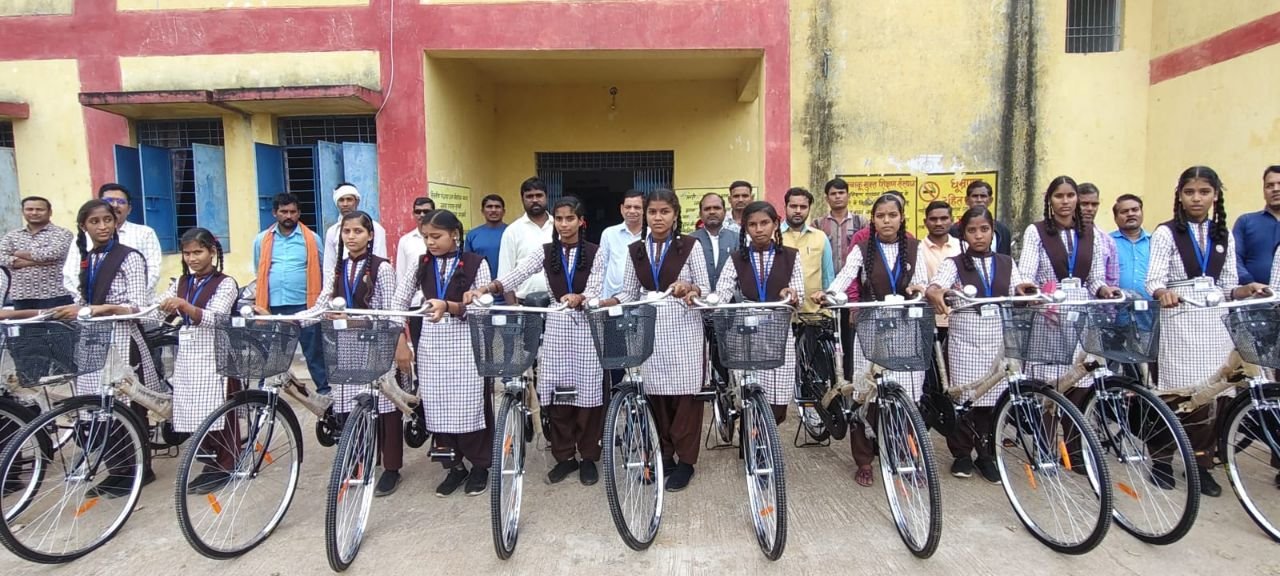 फंदवानी में 32 बालिकाओं को मिली साइकिलें — सरस्वती साइकिल योजना के तहत हुआ वितरण