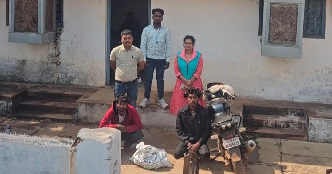 गोड़गोड़ी–खमतराई मार्ग पर आबकारी विभाग की बड़ी कार्रवाई। 60 पाव देशी मसाला मदिरा सहित दो आरोपी गिरफ्तार।