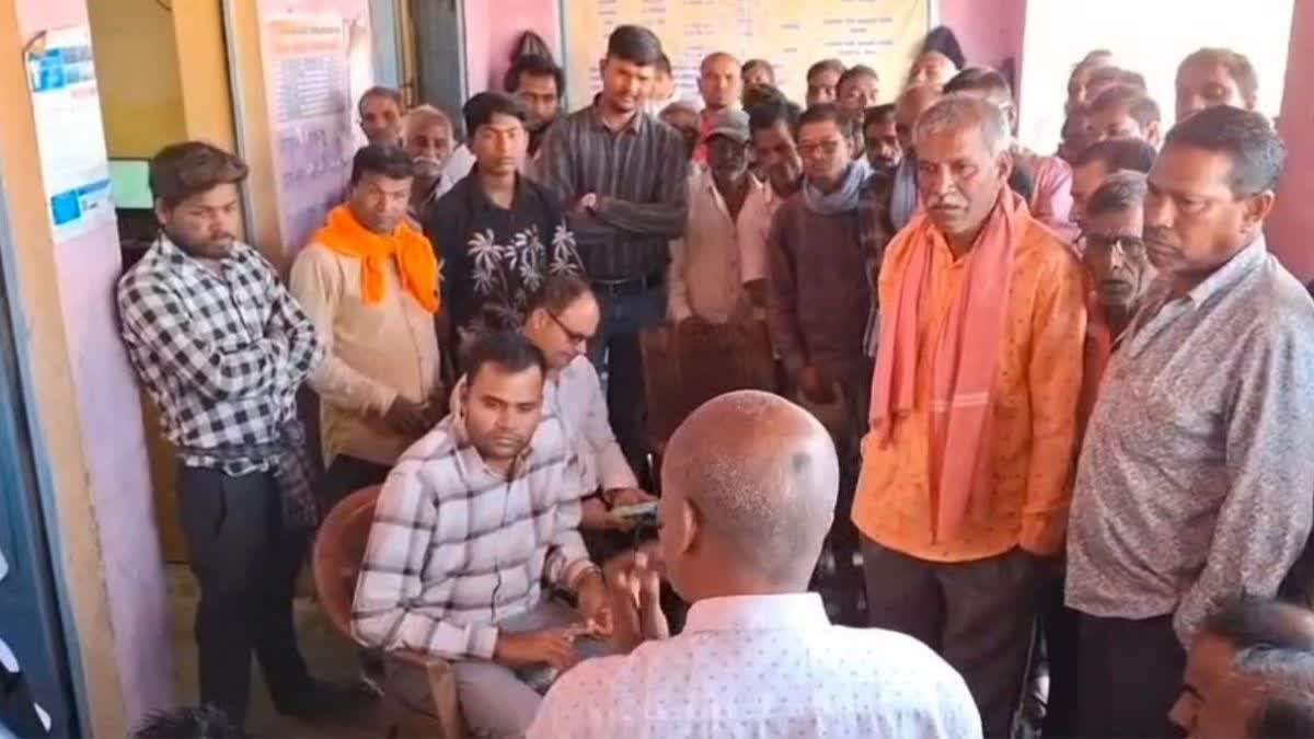 किसानों का फूटा गुस्सा: नमी के नाम पर वसूली के आरोप में कुसमी समिति प्रबंधक का घेराव, अफसरों की मौजूदगी में खुला वसूली का खेल — प्रबंधक तत्काल प्रभाव से हटाया गया