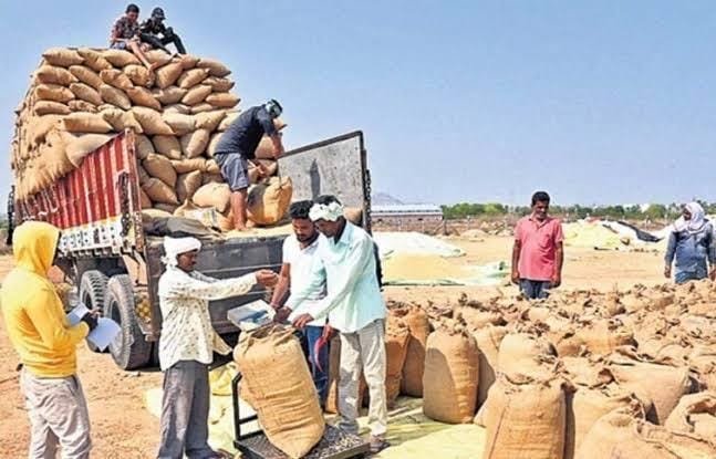 धान खरीदी में परिवहन व्यवस्था बनी बड़ी बाधा, तीन दर्जन से अधिक केंद्र बफर लिमिट से पार किसानों को घंटों इंतजार, धान के सुरक्षित भंडारण पर गंभीर संकट; प्रशासन की कार्यप्रणाली पर प्रश्नचिह्न