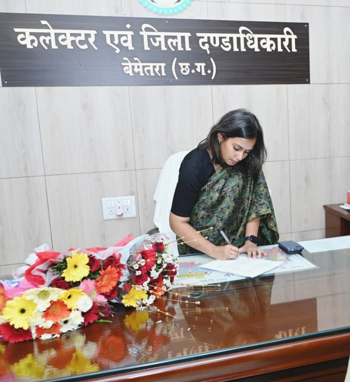 कलेक्टर सुश्री प्रतिष्ठा ममगाईं ने संभाला बेमेतरा जिले का प्रभार