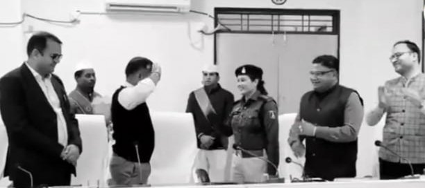 कर्तव्यनिष्ठा की मिसाल: भीड़ और पत्थरबाजी के बीच डटी रहीं महिला थाना प्रभारी, कलेक्टर ने किया सैल्यूट, एसपी ने किया सम्मानित।