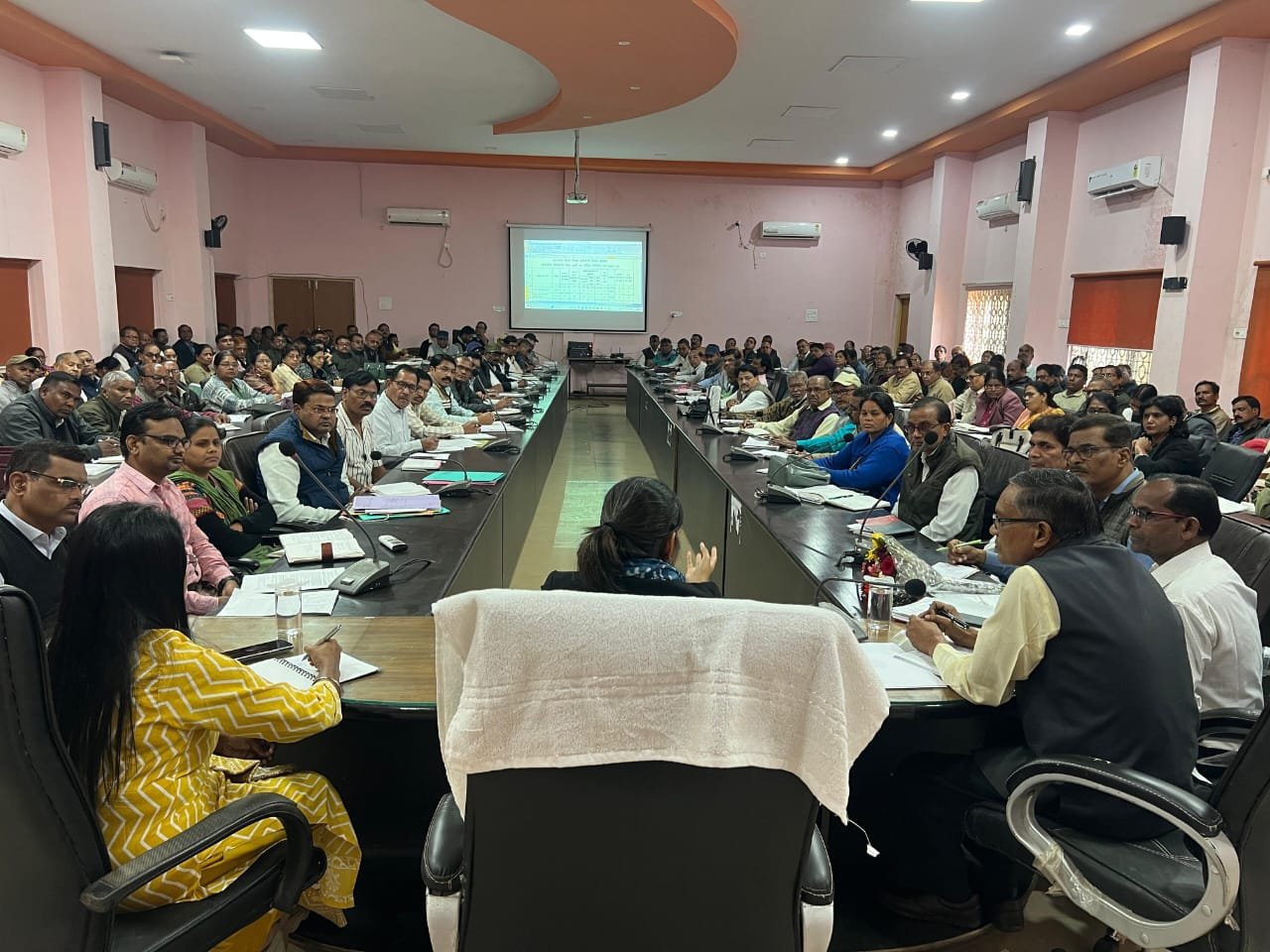 कलेक्टर सुश्री प्रतिष्ठा ममगाईं ने विकासखंड शिक्षा अधिकारियों एवं प्राचार्यों की ली समीक्षा बैठक