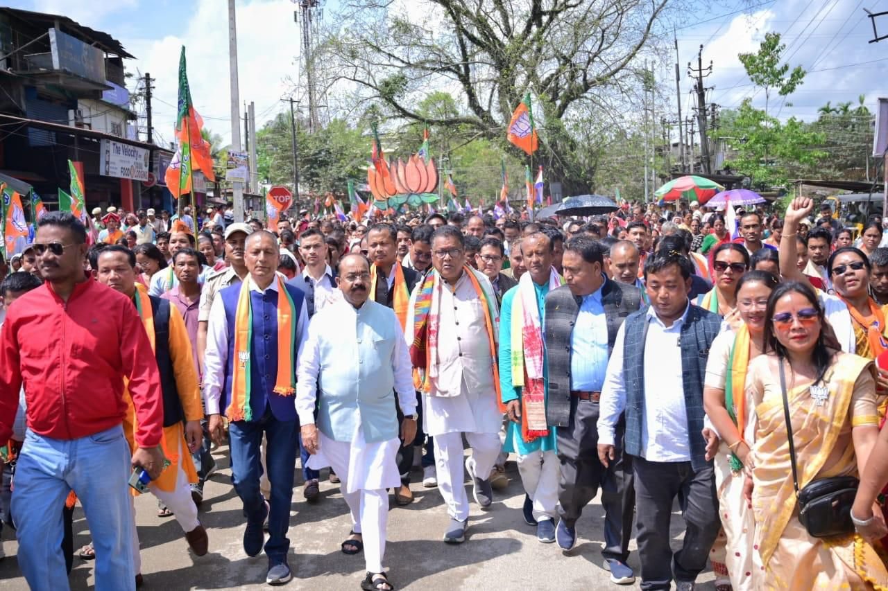 असम के धेमाजी में भाजपा प्रत्याशियों के नामांकन रैली में हजारों की भीड़ के साथ शामिल हुए उप मुख्यमंत्री अरुण साव